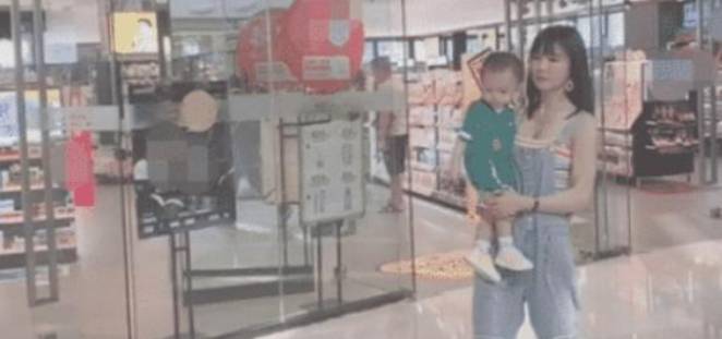 “最年轻外婆”抱孩子逛商场，被误认为妈妈，网友：留下联系方式