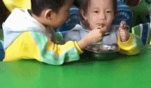 孩子在幼儿园总是吃不饱？看到监控录像我炸了！